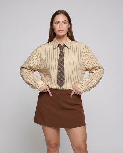 Damen nan weit geschnittene Hemdbluse mit Nadelstreifen, Kentkragen und Krawattendetail EB