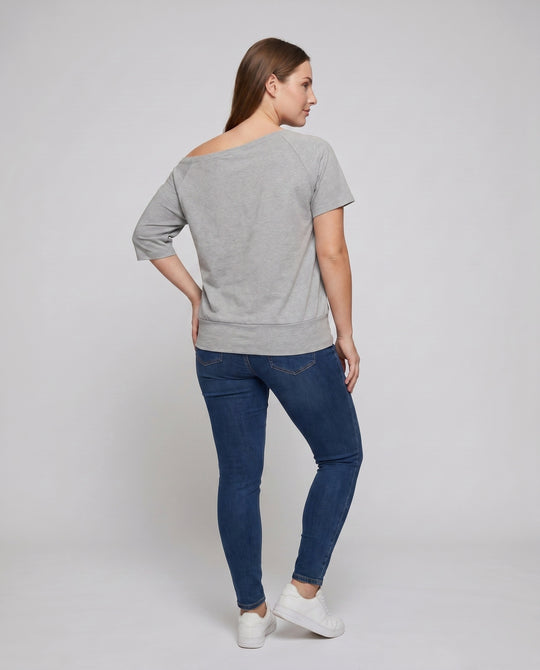 Damen nan weit geschnittenes Freizeitshirt mit überschnittenen Schultern, asymmetrischem Ausschnitt und Statement-Print EB
