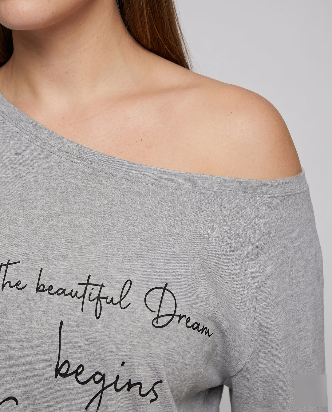 Damen nan weit geschnittenes Freizeitshirt mit überschnittenen Schultern, asymmetrischem Ausschnitt und Statement-Print EB