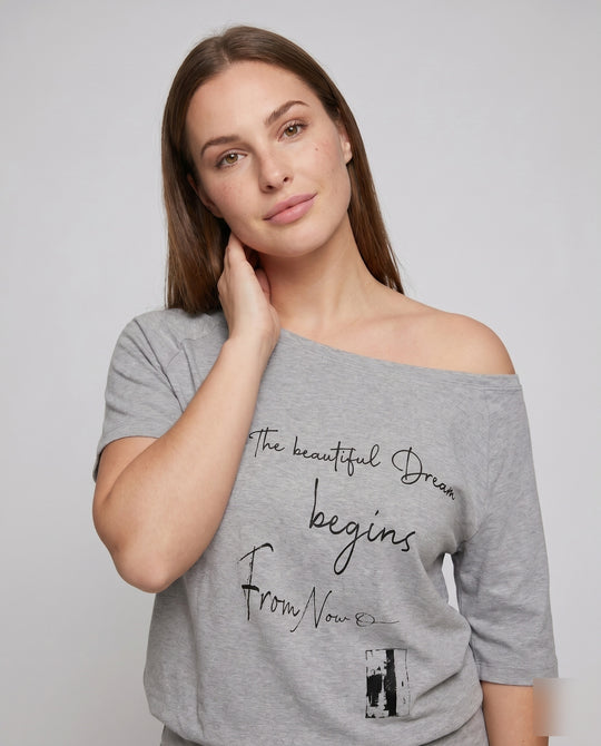 Damen nan weit geschnittenes Freizeitshirt mit überschnittenen Schultern, asymmetrischem Ausschnitt und Statement-Print EB