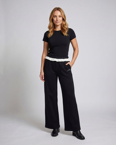 Damen nan weite Palazzo-Jerseyhose mit elastischem Komfortbund, Zier-Rüsche und dezenter Logostickerei EB