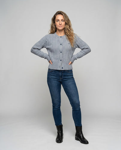 Damen nan Zopfmuster-Strickjacke mit Rippbund, durchgehender Knopfleiste und leicht ausgestellten Ärmeln EB