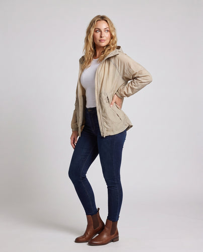 Damen Leichte Outdoor-Jacke mit verstellbarem Kapuzendesign und atmungsaktiven Einsätzen R&B