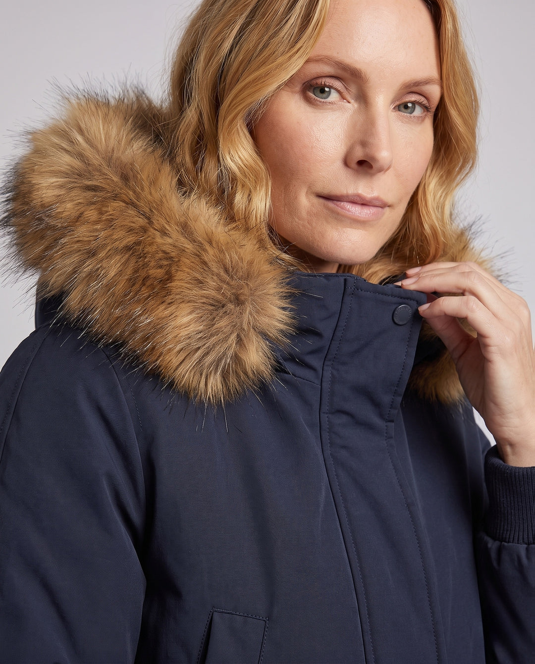 Damen nan kurzer urbaner Thermoparka mit abknöpfbarer Kunstfellblende, Raglanärmeln und verdecktem Zweiwege-Reißverschluss EB