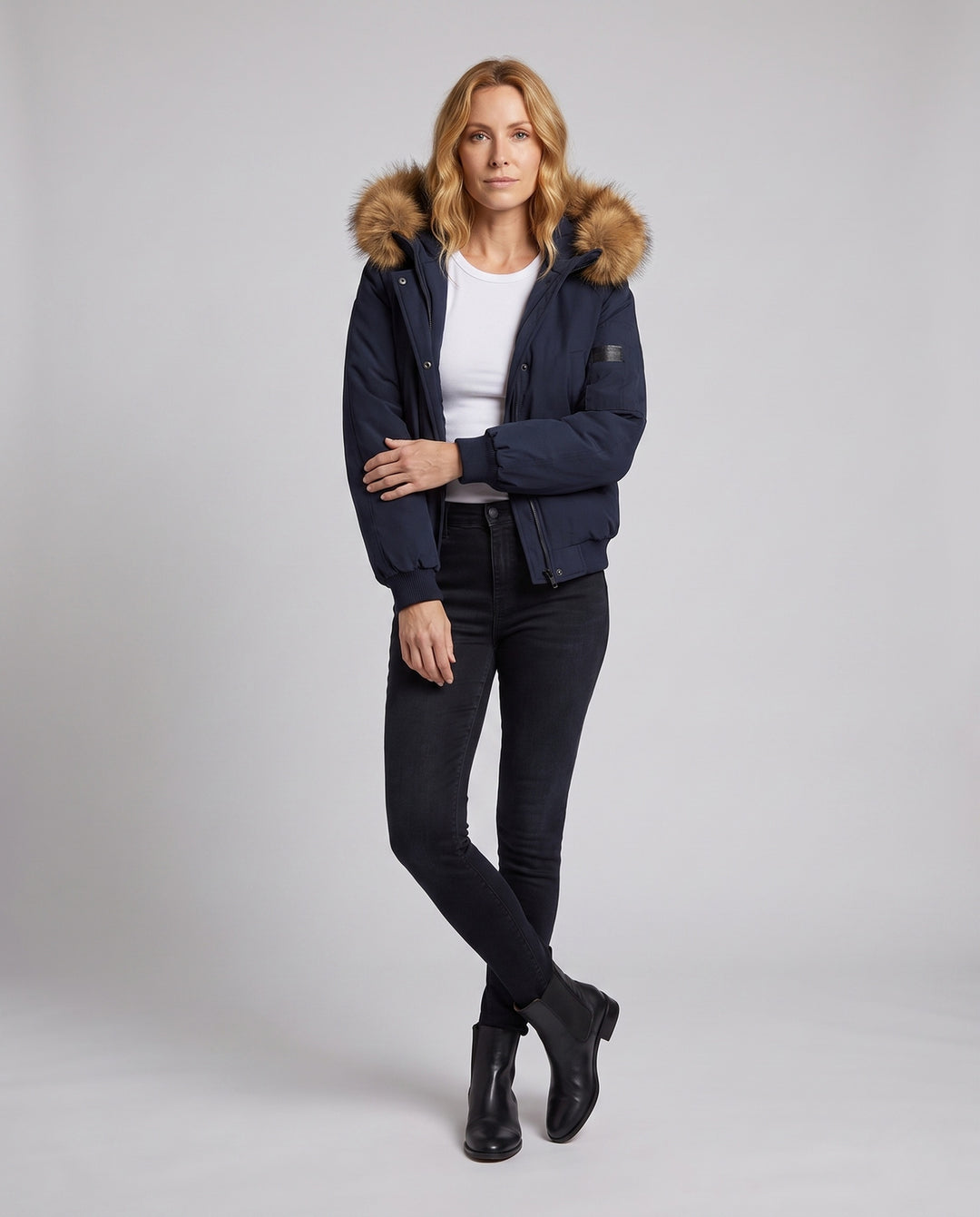 Damen nan kurzer urbaner Thermoparka mit abknöpfbarer Kunstfellblende, Raglanärmeln und verdecktem Zweiwege-Reißverschluss EB