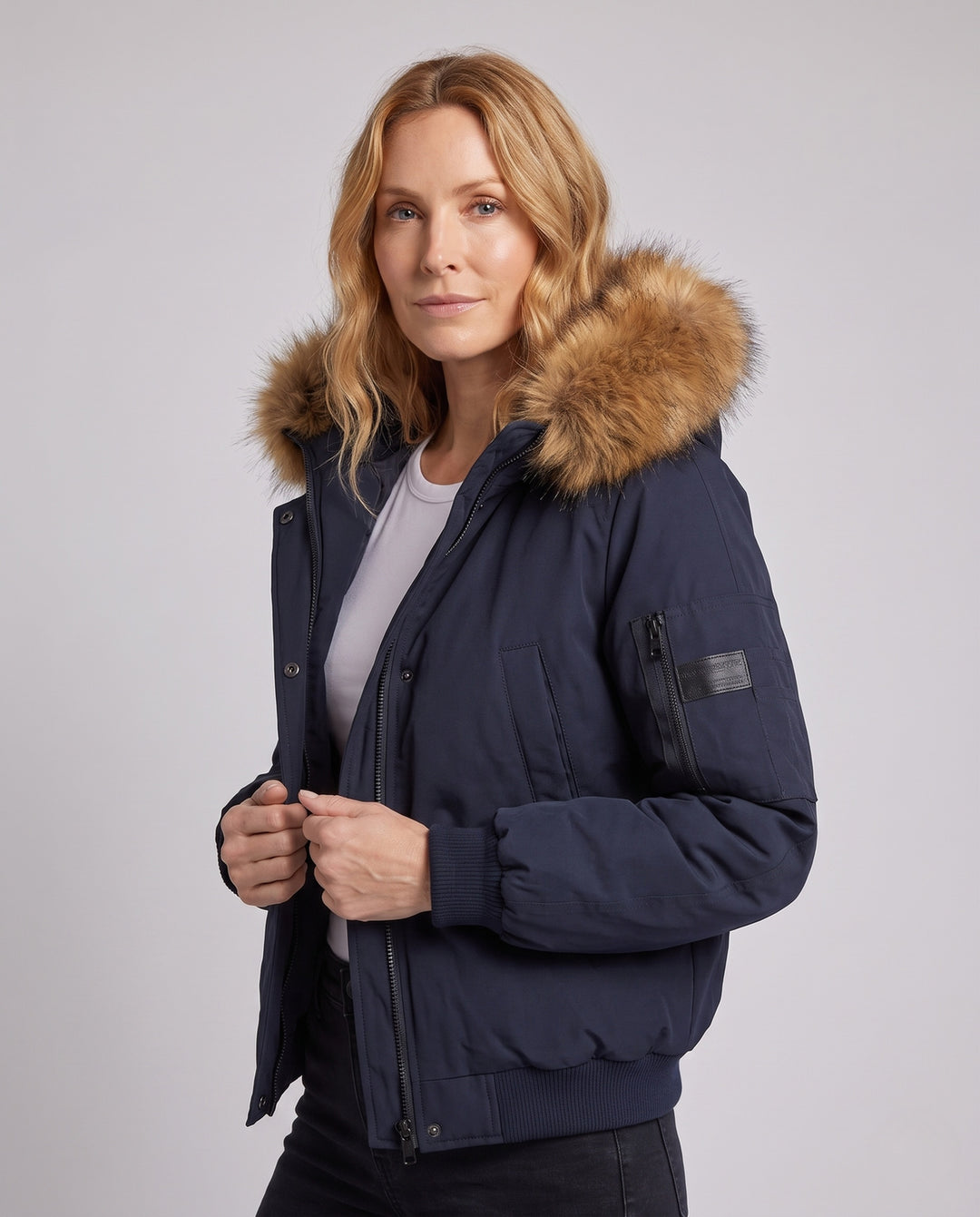 Damen nan kurzer urbaner Thermoparka mit abknöpfbarer Kunstfellblende, Raglanärmeln und verdecktem Zweiwege-Reißverschluss EB