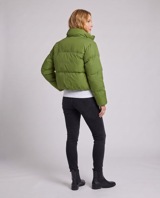 Damen nan kurzer wattierter Boxy-Puffer mit zweilagigem Stehkragen und verdeckter Reißverschlussblende EB