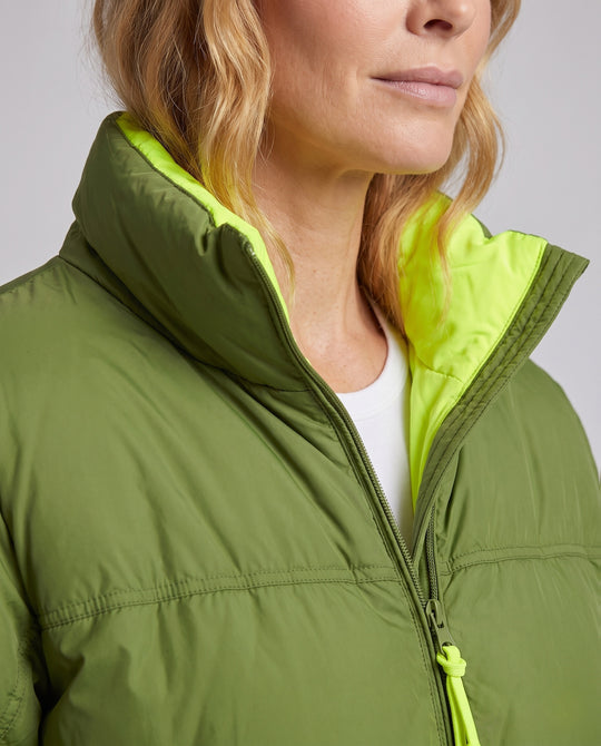 Damen nan kurzer wattierter Boxy-Puffer mit zweilagigem Stehkragen und verdeckter Reißverschlussblende EB