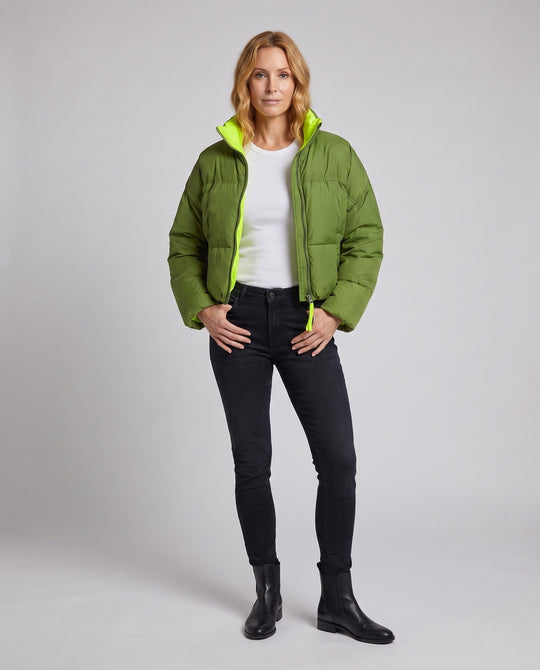 Damen nan kurzer wattierter Boxy-Puffer mit zweilagigem Stehkragen und verdeckter Reißverschlussblende EB