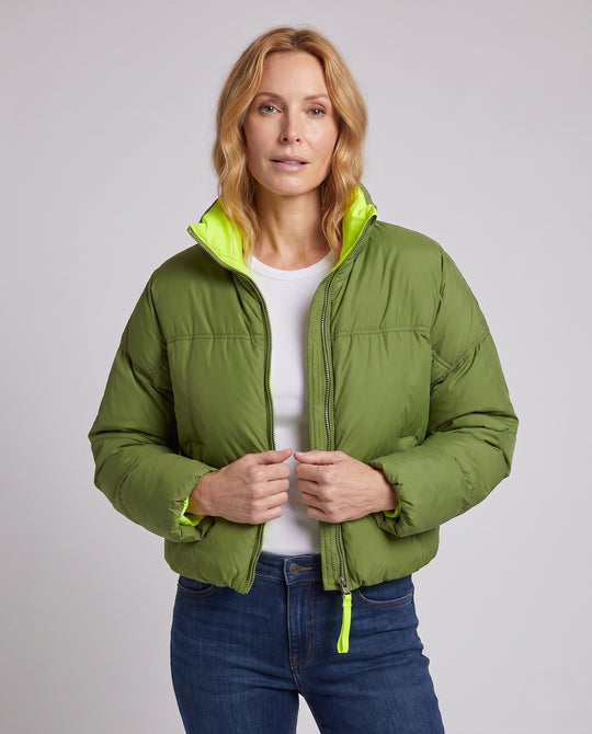 Damen nan kurzer wattierter Boxy-Puffer mit zweilagigem Stehkragen und verdeckter Reißverschlussblende EB