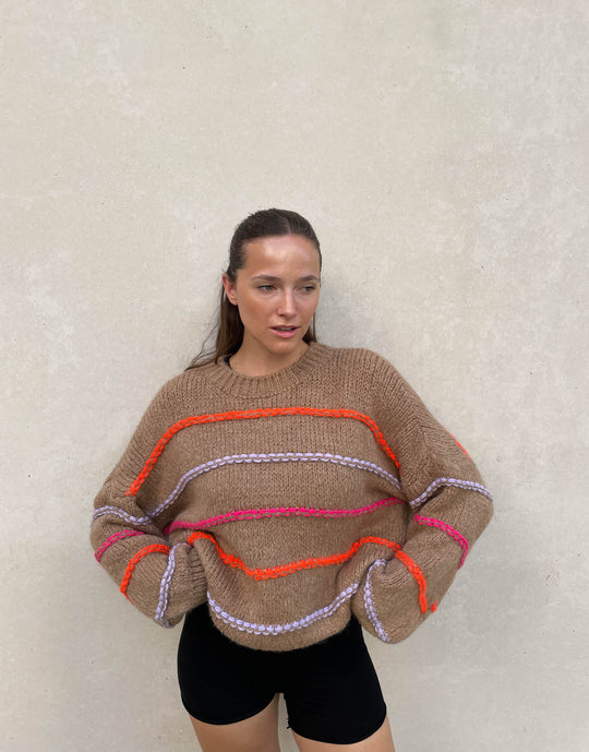 EB | Übergroßer Pullover mit neonfarbenen Ziernähten