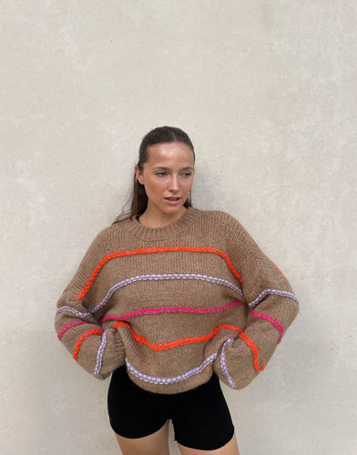 EB | Übergroßer Pullover mit neonfarbenen Ziernähten