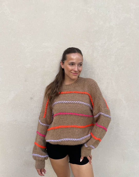 EB | Übergroßer Pullover mit neonfarbenen Ziernähten