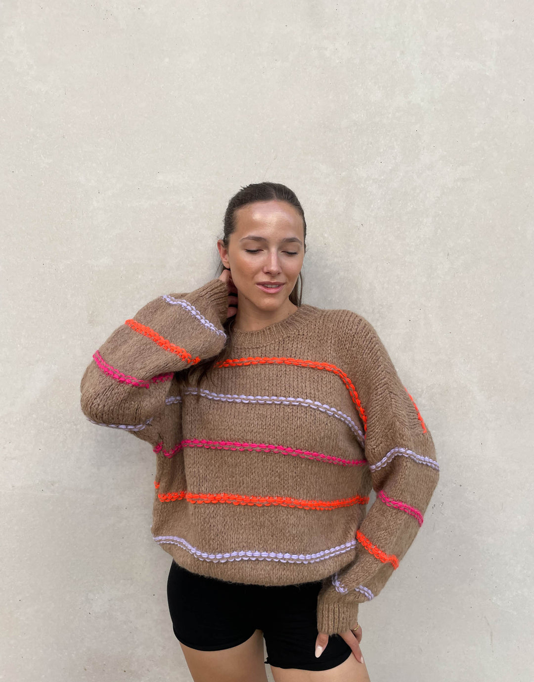EB | Übergroßer Pullover mit neonfarbenen Ziernähten