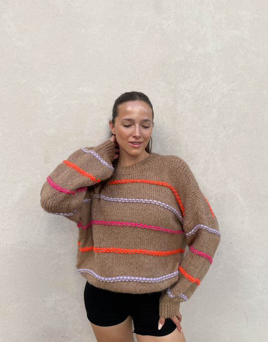 EB | Übergroßer Pullover mit neonfarbenen Ziernähten