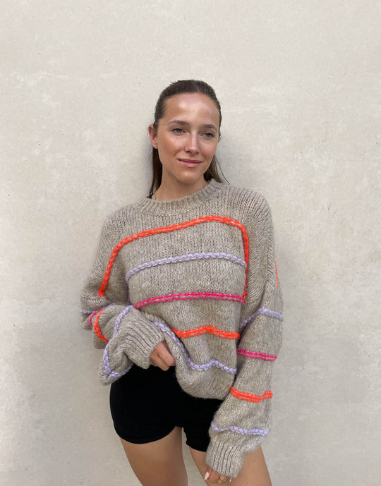 EB | Übergroßer Pullover mit neonfarbenen Ziernähten