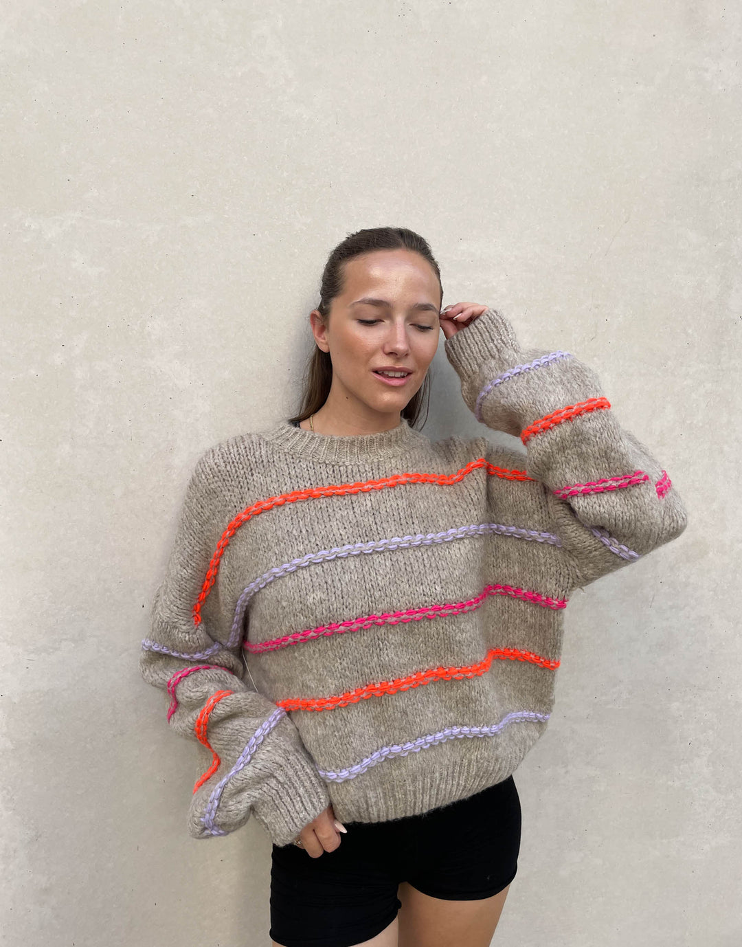 EB | Übergroßer Pullover mit neonfarbenen Ziernähten