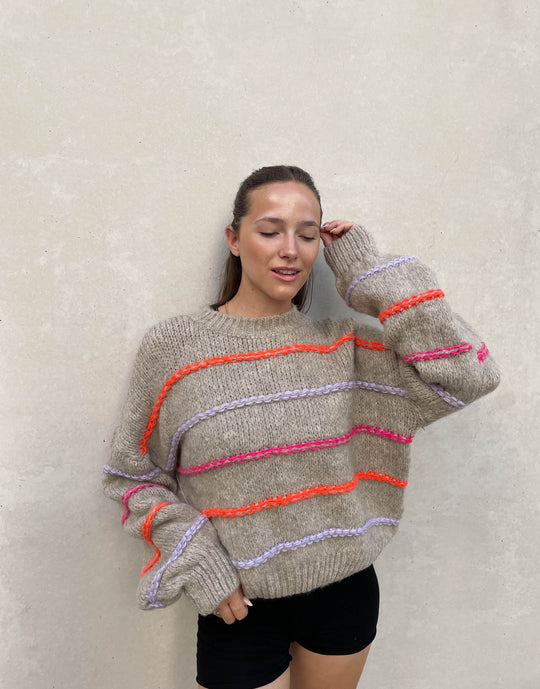 EB | Übergroßer Pullover mit neonfarbenen Ziernähten