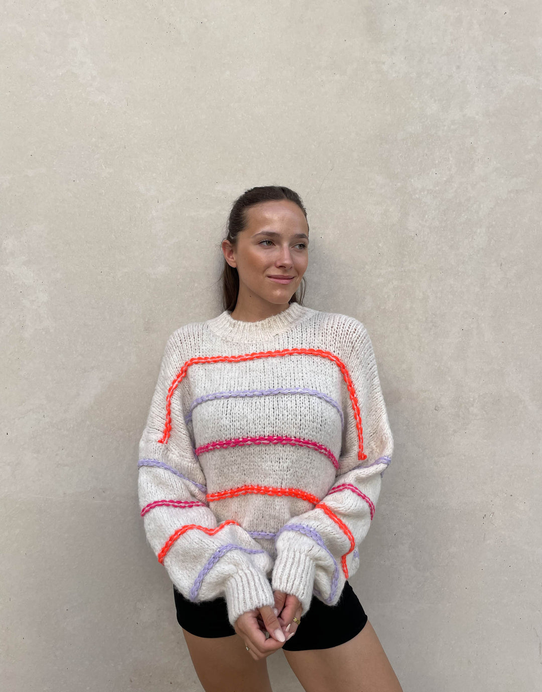 EB | Übergroßer Pullover mit neonfarbenen Ziernähten