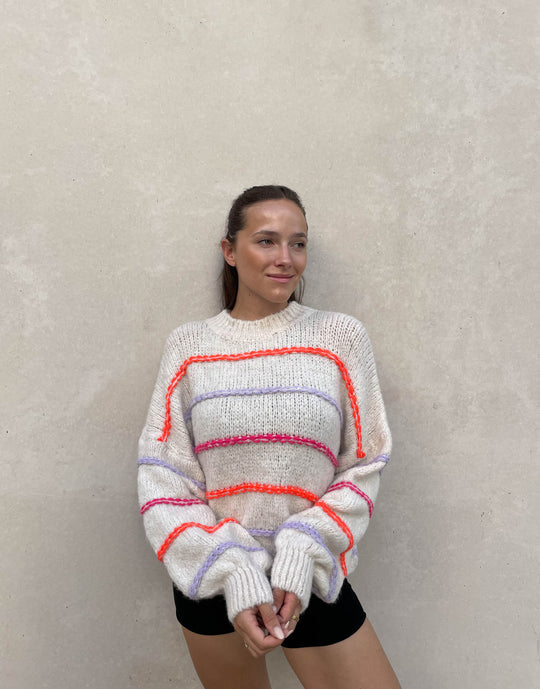 EB | Übergroßer Pullover mit neonfarbenen Ziernähten