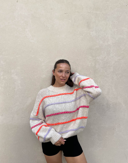 EB | Übergroßer Pullover mit neonfarbenen Ziernähten