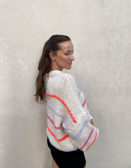 EB | Übergroßer Pullover mit neonfarbenen Ziernähten