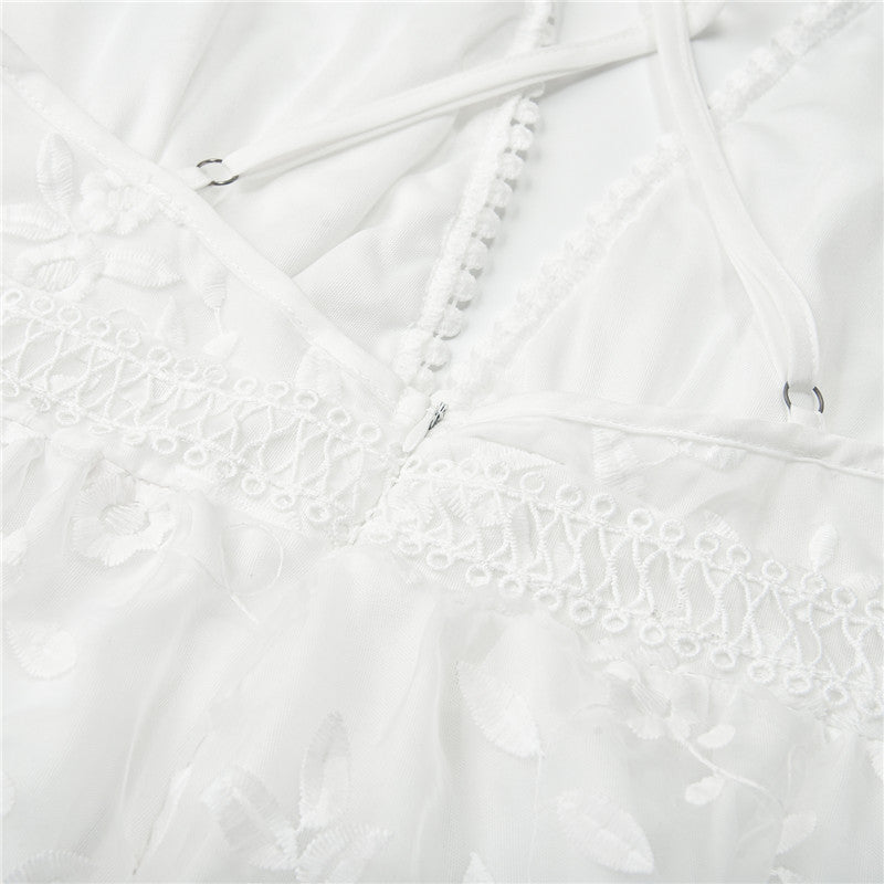Elegantes weißes Sommerkleid