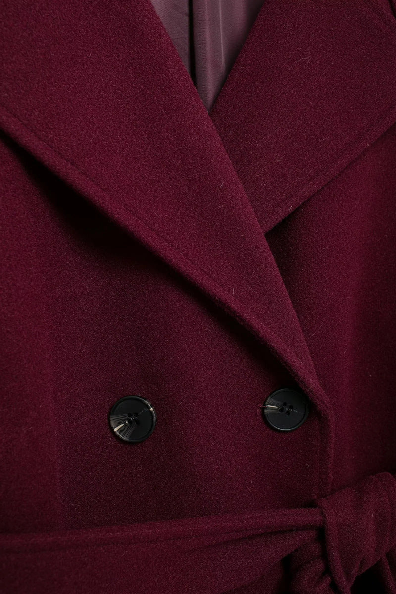 EB | langer Trenchcoat in elegantem Rot - stilvoller Wintermantel für gemütliche Abende