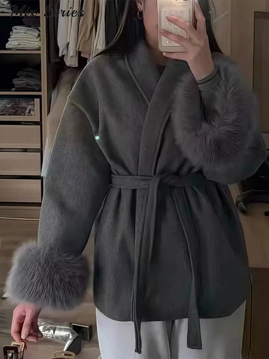 EB | Wolljacke mit Gürtel und Fake Fur Manschetten