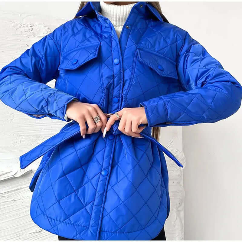 EB | Klassische Gesteppte Damenjacke Mit Druckknopfverschluss Und Taillengürtel