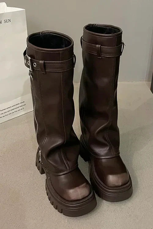 – Kniehohe Stiefel