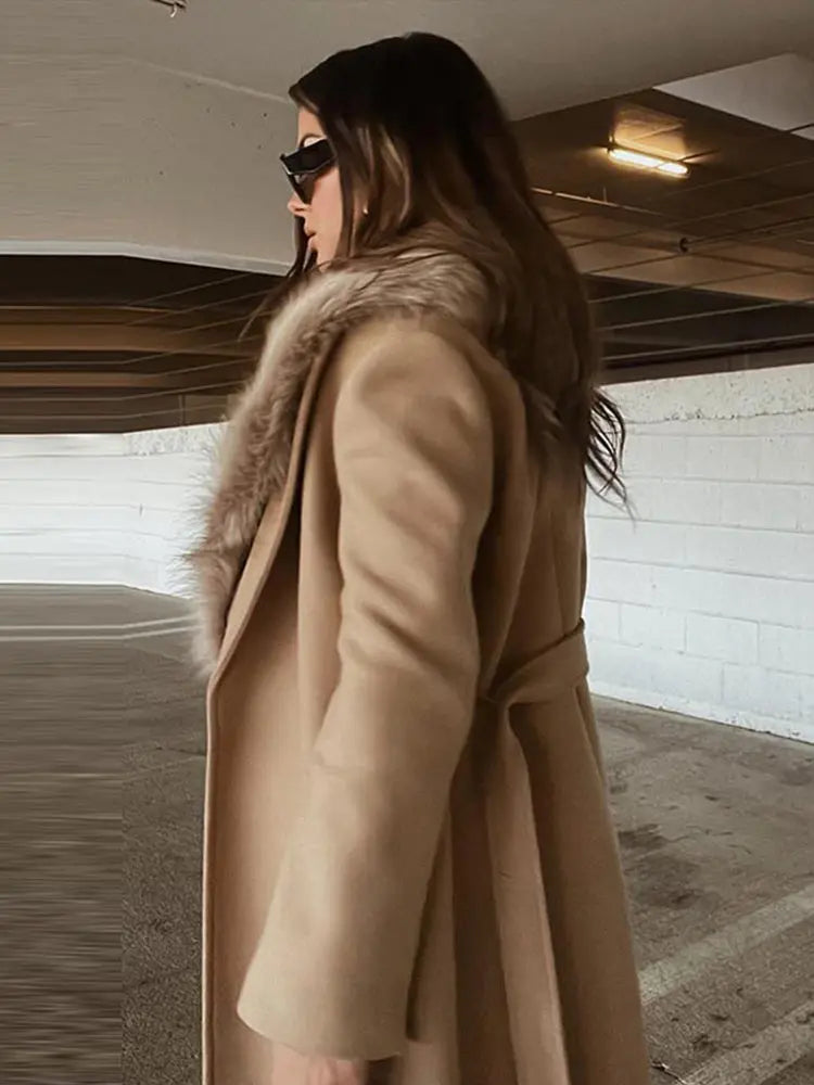 EB | Lange Jacke mit Kunstpelzkragen Taillierte Passform Eleganter Look