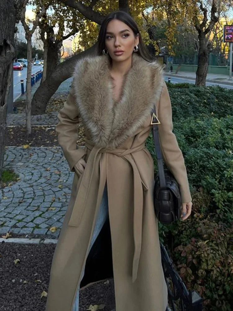 EB | Lange Jacke mit Kunstpelzkragen Taillierte Passform Eleganter Look