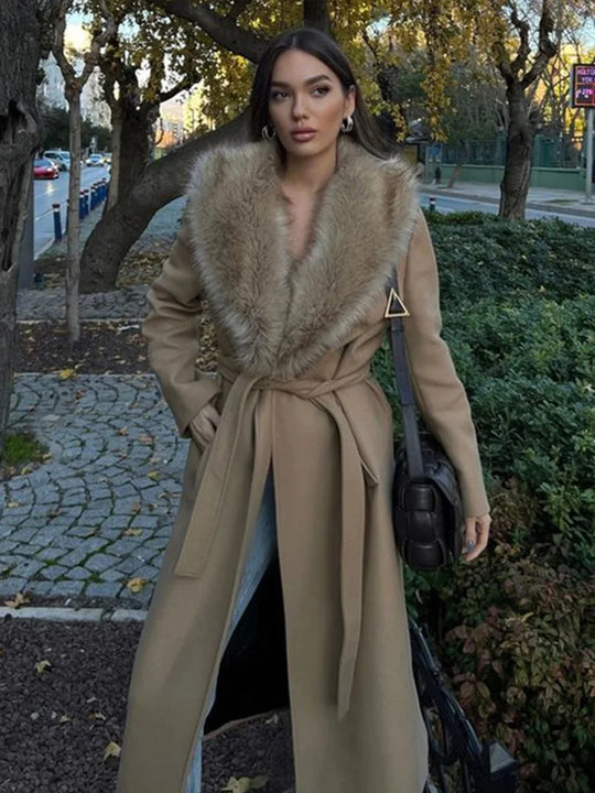 EB | Lange Jacke mit Kunstpelzkragen Taillierte Passform Eleganter Look