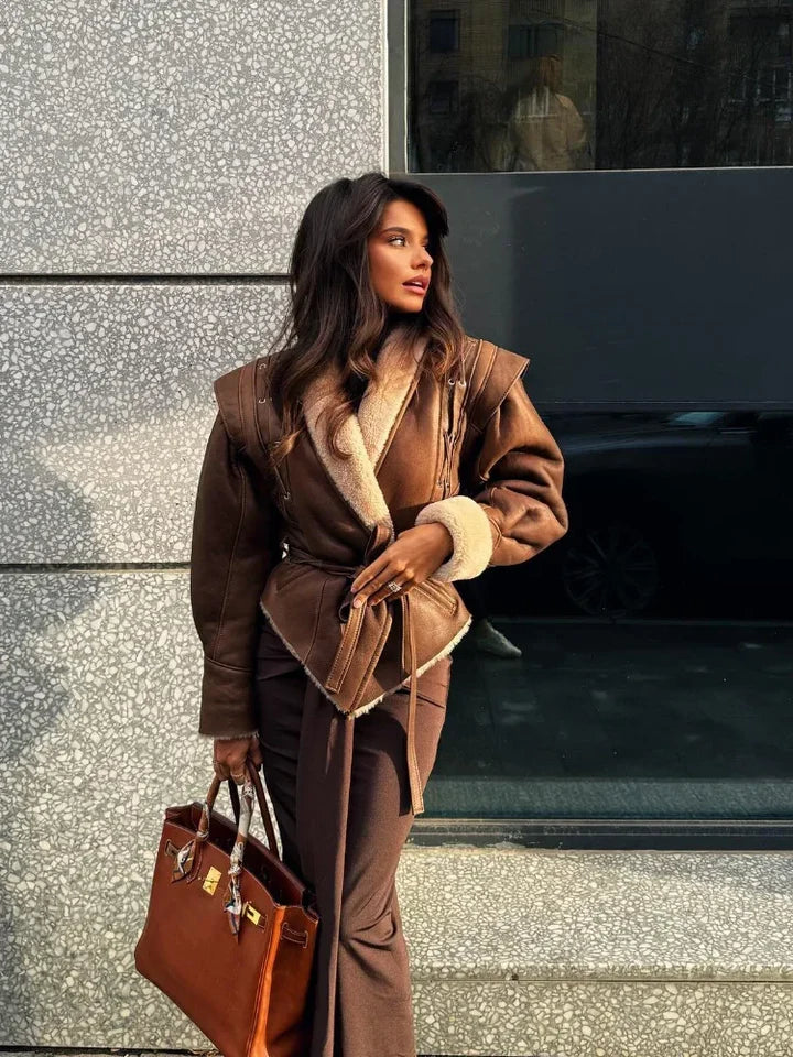 EB | Braune Lederjacke mit Fell und Gürtel
