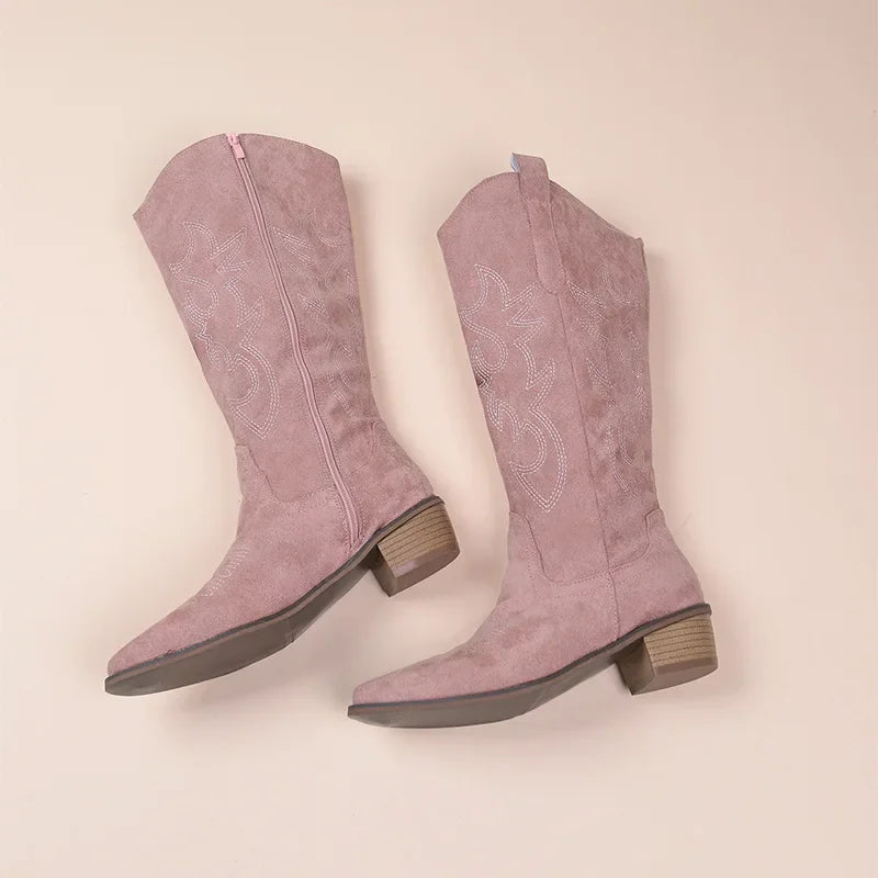 EB | Cowboy-Stiefel – Wildleder-Textur – Bestickter Western-Stil – Halb Hoch – Niedriger Absatz
