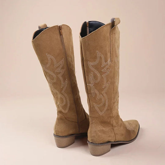 EB | Cowboy-Stiefel – Wildleder-Textur – Bestickter Western-Stil – Halb Hoch – Niedriger Absatz