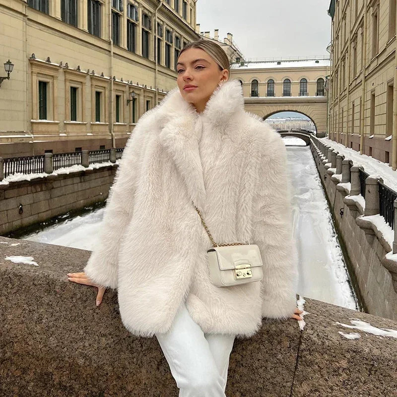 EB | Eleganter Schneefall Kunstpelzmantel