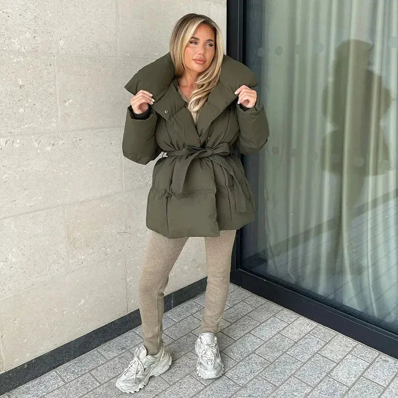 EB | Kurze Damenjacke mit Stehkragen und Taillierter Taille