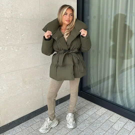EB | Kurze Damenjacke mit Stehkragen und Taillierter Taille