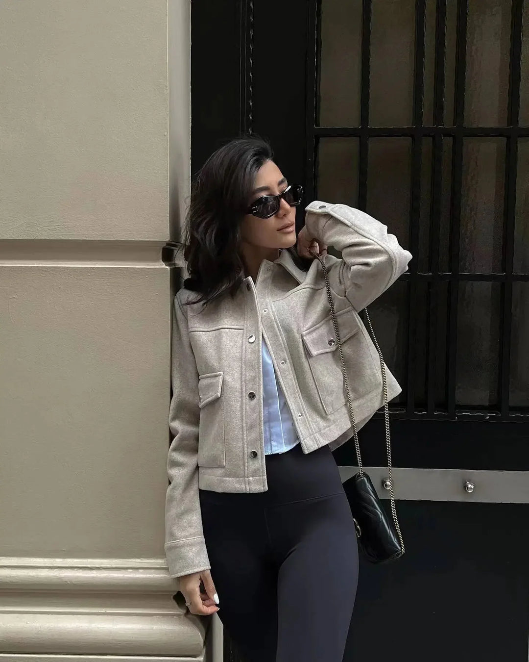 EB | Elegante Jacke mit farbigem Kragen und Hebe für Damen