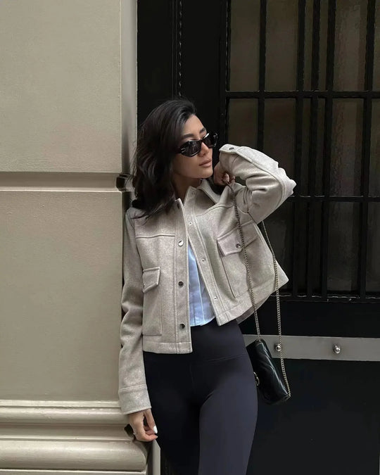 EB | Elegante Jacke mit farbigem Kragen und Hebe für Damen