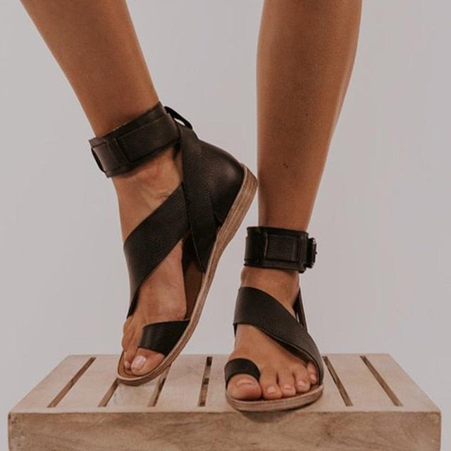 EB | Sandalen mit Kreuzband und Zehenring