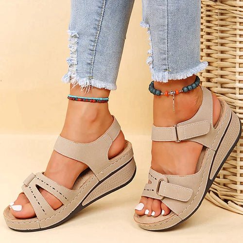 Bequeme orthopädische Sandalen mit Keilabsatz