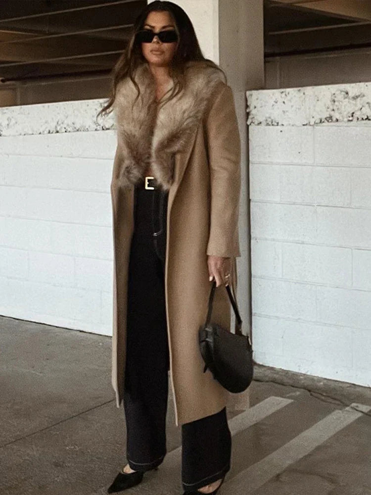 EB | Lange Jacke mit Kunstpelzkragen Taillierte Passform Eleganter Look