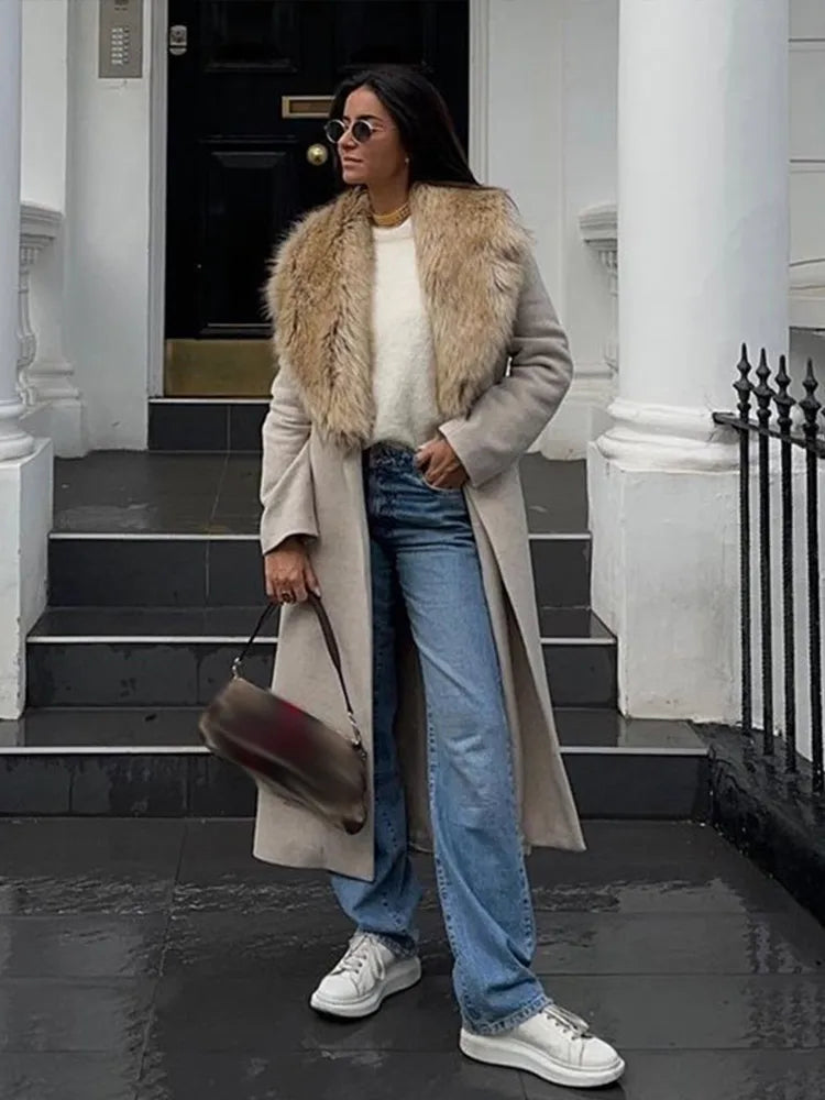 EB | Lange Jacke mit Kunstpelzkragen Taillierte Passform Eleganter Look