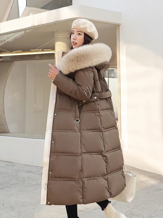 EB | Lange Winterjacke - Puffer-Design - Kunstfellkapuze - Taillierter Gürtel - Warm und Isolierend