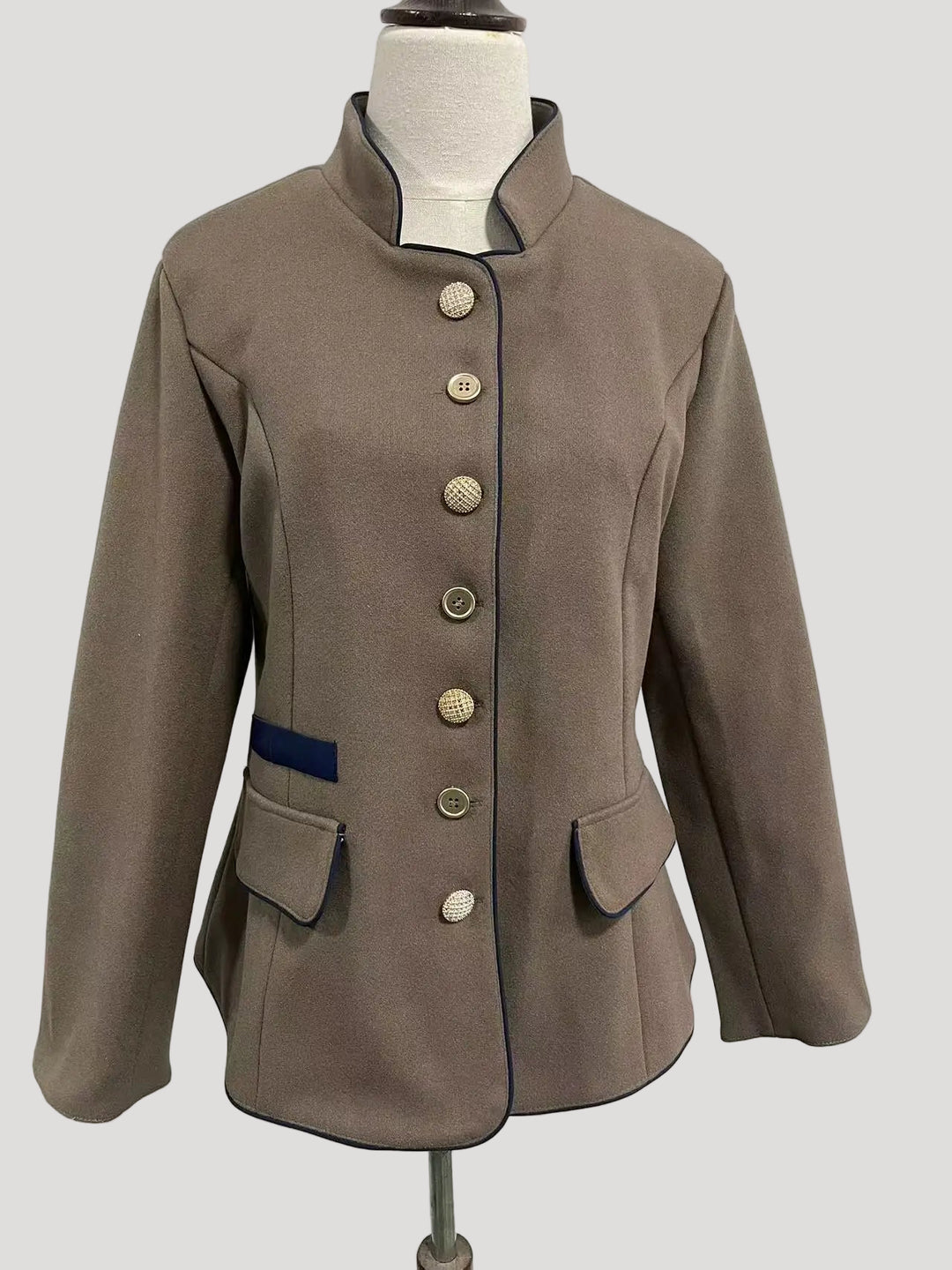 Damen Kurzjacke mit Mehrknopfleiste und Farbakzenten | EB