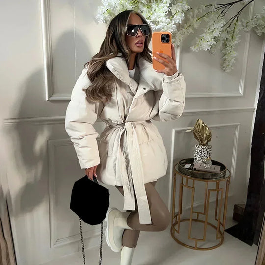 EB | Kurze Damenjacke mit Stehkragen und Taillierter Taille
