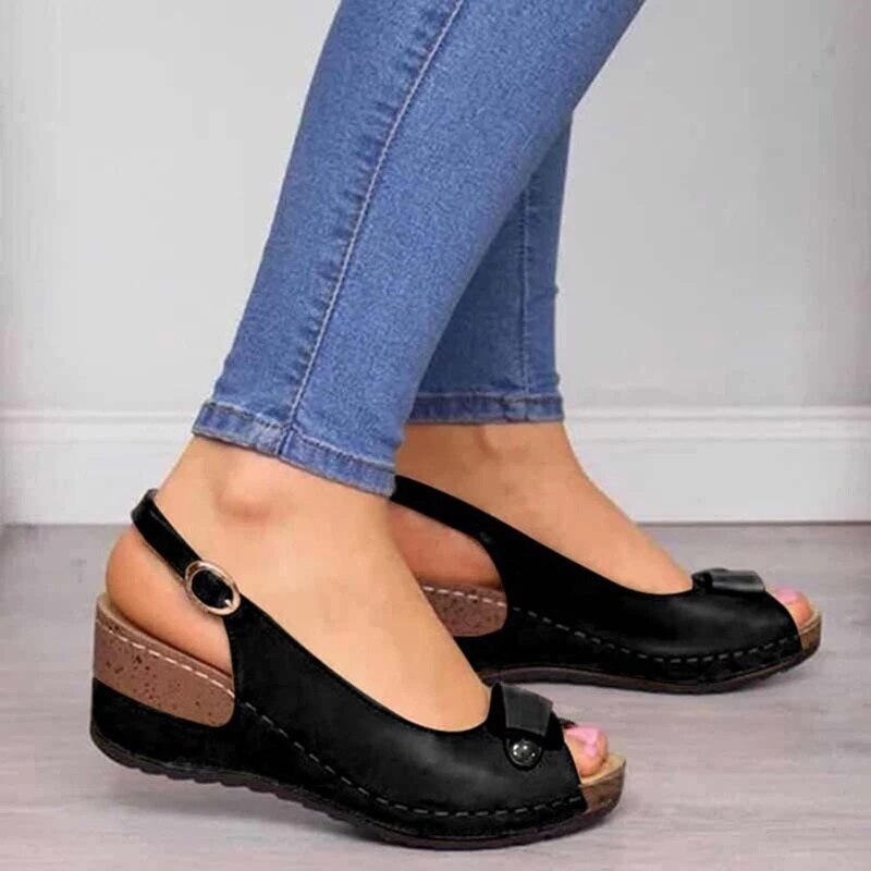 Orthopädische Sandalen mit stützender Sohle